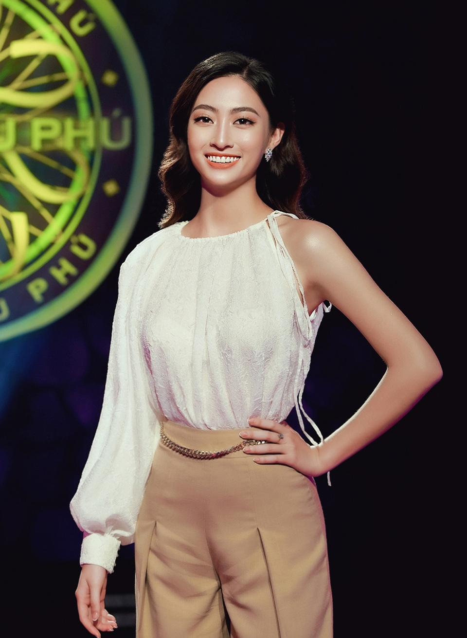Lương Thùy Linh bất ngờ ngồi ghế nóng thi “Ai là triệu phú” - 2 Lương Thùy Linh bất ngờ ngồi ghế nóng thi “Ai là triệu phú” - 2