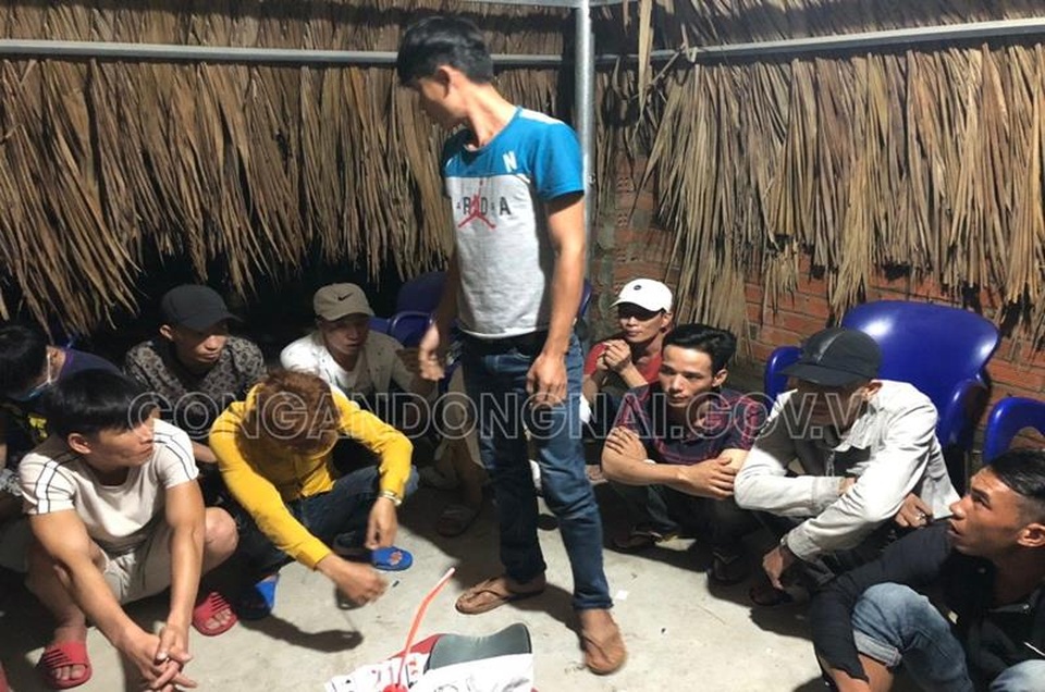 Phát hiện 23 đối tượng tàng trữ và sử dụng ma tuý trong tiệm game - 1 Phát hiện 23 đối tượng tàng trữ và sử dụng ma tuý trong tiệm game - 1