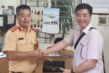 Hà Nội: Thượng úy CSGT nhặt được 50 triệu đồng trả lại cho "khổ chủ"