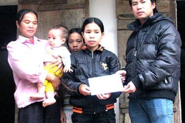 Cô Trần Thị Thanh tiếp tục nhận quà bạn đọc 