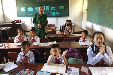 Thầy giáo quân hàm xanh dạy học nơi đảo xa