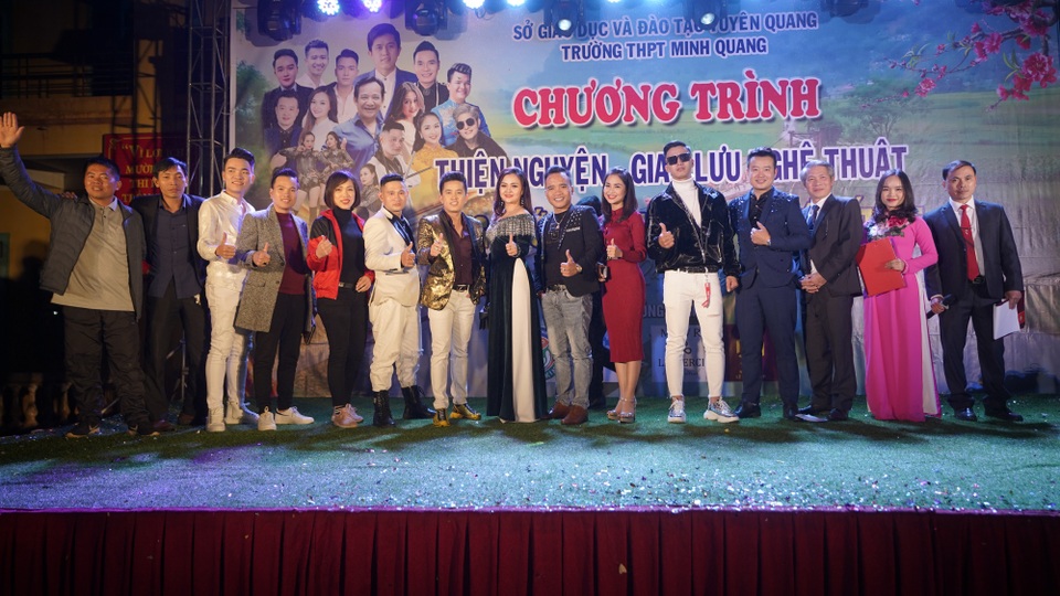 NSƯT Quang Tèo và dàn nghệ sĩ chung tay mang Tết đến vùng cao - 7 NSƯT Quang Tèo và dàn nghệ sĩ chung tay mang Tết đến vùng cao - 7