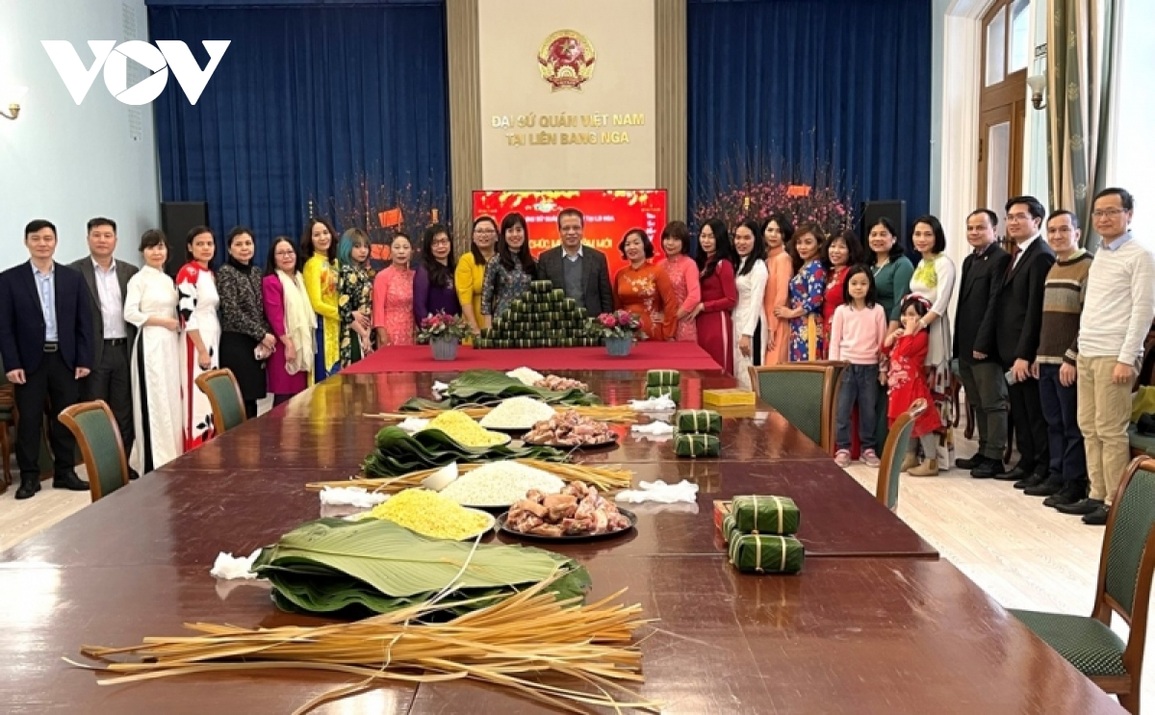 Đại sứ quán Việt Nam tại Nga gói bánh chưng đón Tết Nhâm Dần - 1 Đại sứ quán Việt Nam tại Nga gói bánh chưng đón Tết Nhâm Dần - 1