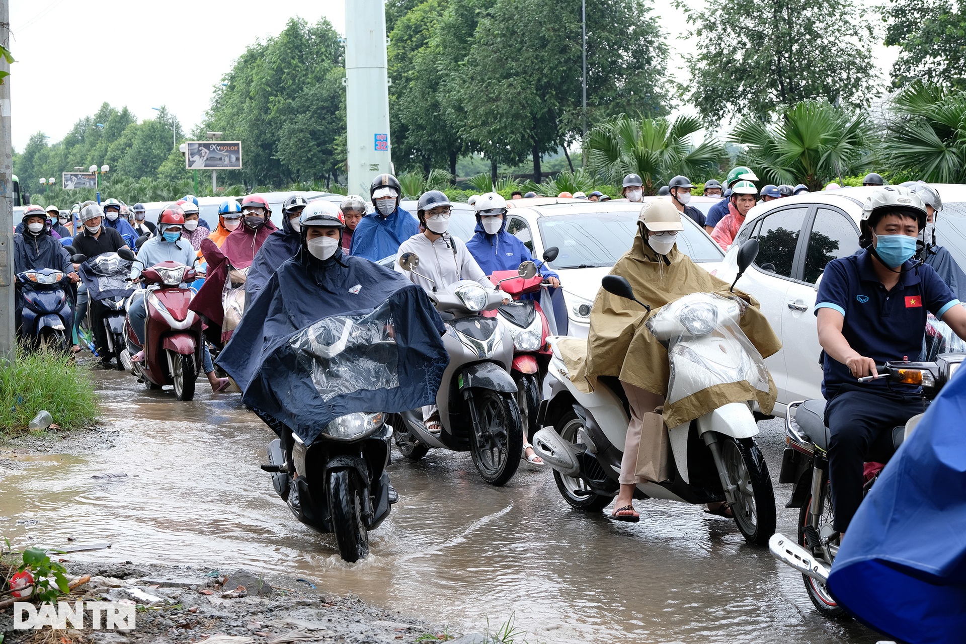 Nhiều tuyến phố ở Hà Nội ùn tắc cục bộ sau cơn mưa lớn đầu giờ sáng - 6 Nhiều tuyến phố ở Hà Nội ùn tắc cục bộ sau cơn mưa lớn đầu giờ sáng - 6