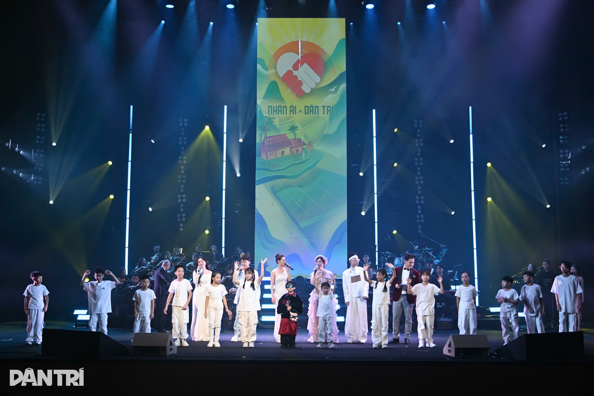 Những khoảnh khắc ấn tượng, bùng nổ trong concert Rực rỡ ngày mới - 18 Những khoảnh khắc ấn tượng, bùng nổ trong concert Rực rỡ ngày mới - 18