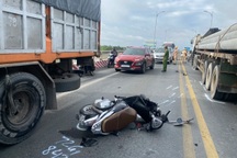 Va chạm giữa container và xe máy, cầu Rạch Miễu ùn tắc từ sáng đến trưa