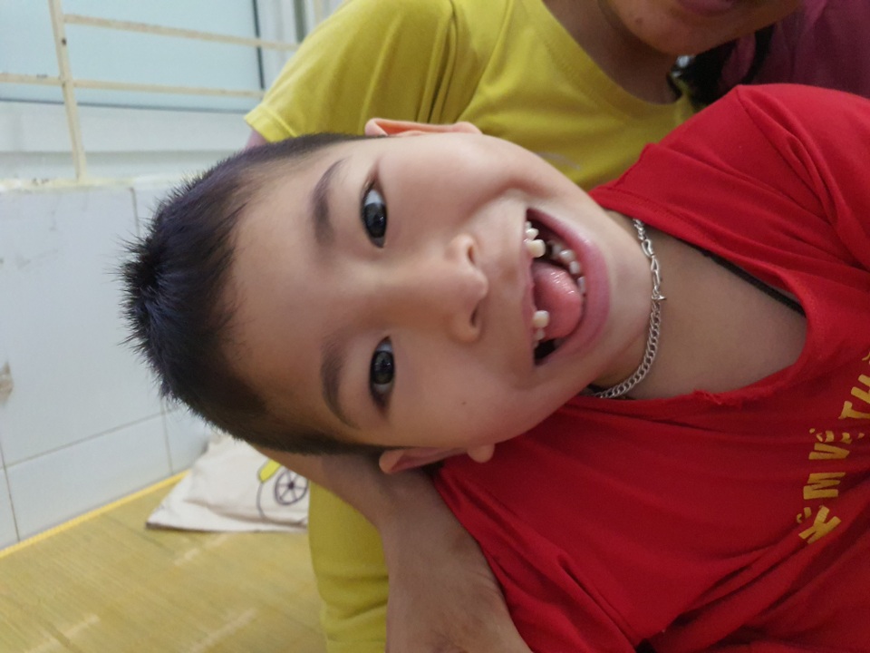 Bạn đọc Dân trí giúp đỡ cậu bé 7 tuổi bại não gần 115 triệu đồng - 4