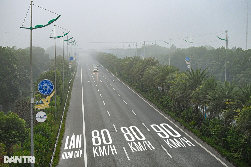 Hà Nội: Đoàn người đi xe đạp vào cao tốc, quây kín ô tô, đe dọa tài xế - 2