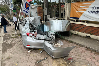 Rợn người với hình ảnh cuộn thép nặng cả chục tấn cán bẹp ô tô ở Thạch Thất