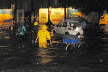 Giông lớn, mưa đá, Hà Nội ngập lụt