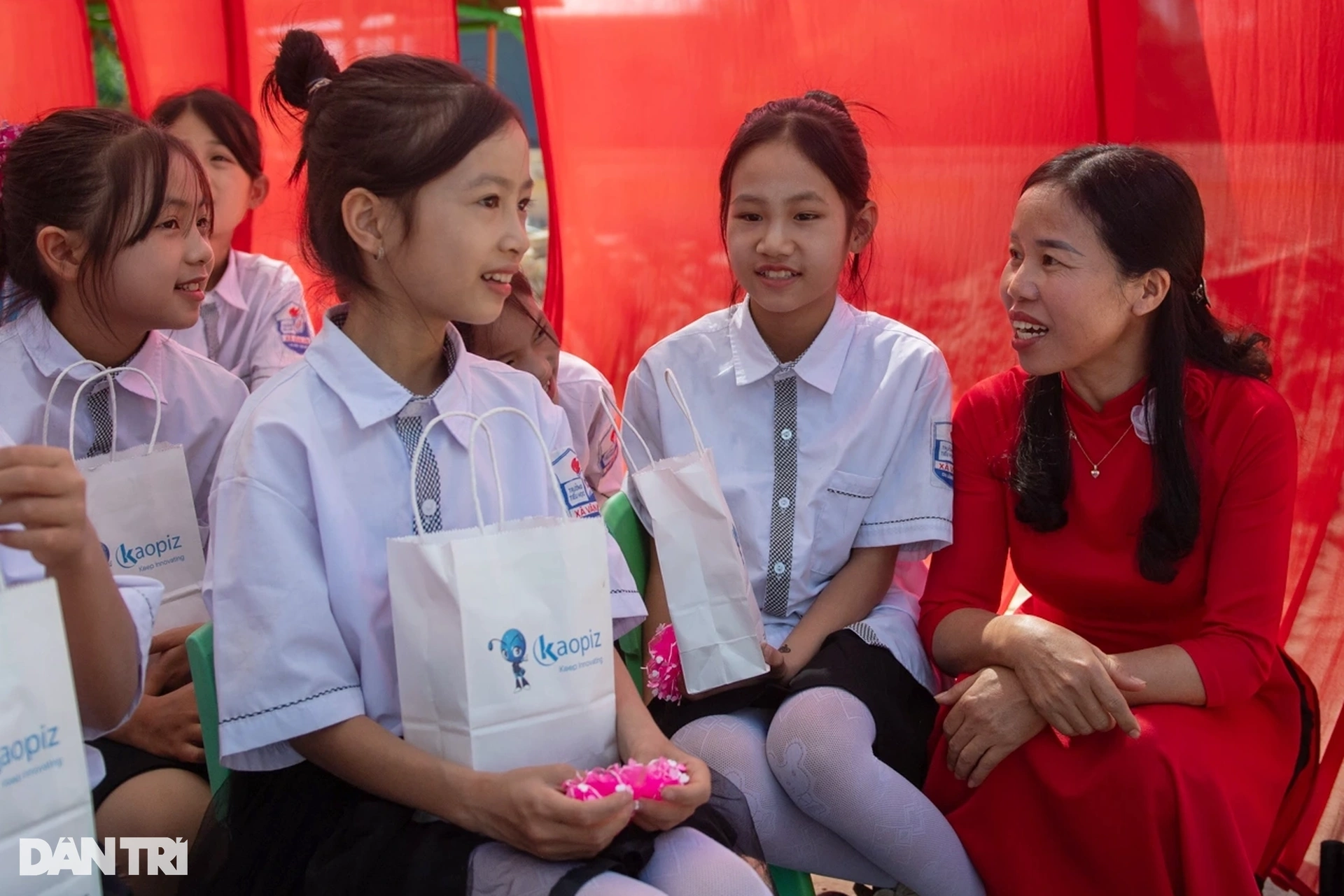 Thứ trưởng Nguyễn Thị Hà khánh thành điểm trường Nà Thưa - 6 Thứ trưởng Nguyễn Thị Hà khánh thành điểm trường Nà Thưa - 6