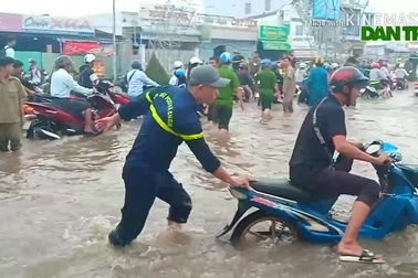 Ngày thứ 3, người dân Cần Thơ quay cuồng với đợt triều cường lịch sử