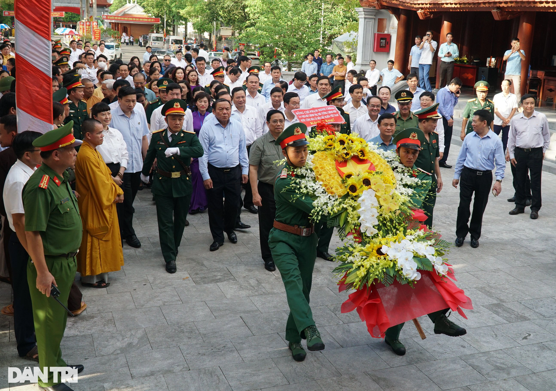 Thủ tướng viếng Nghĩa trang liệt sĩ quốc tế Việt - Lào - 1 Thủ tướng viếng Nghĩa trang liệt sĩ quốc tế Việt - Lào - 1