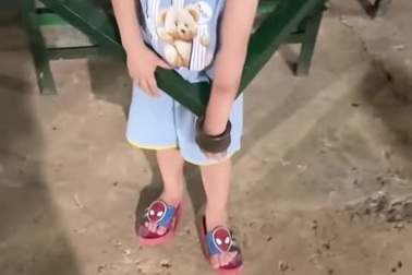 Em bé khóc lóc hốt hoảng vì bị kẹt tay và cái kết