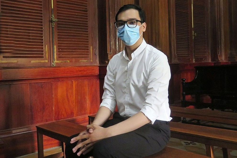 Nam tiếp viên hàng không làm lây lan Covid-19 xin giảm nhẹ hình phạt - 1 Nam tiếp viên hàng không làm lây lan Covid-19 xin giảm nhẹ hình phạt - 1