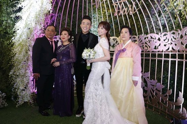 Bố mẹ Hari Won - Trấn Thành và đông đảo nghệ sĩ dự “đám cưới của năm”