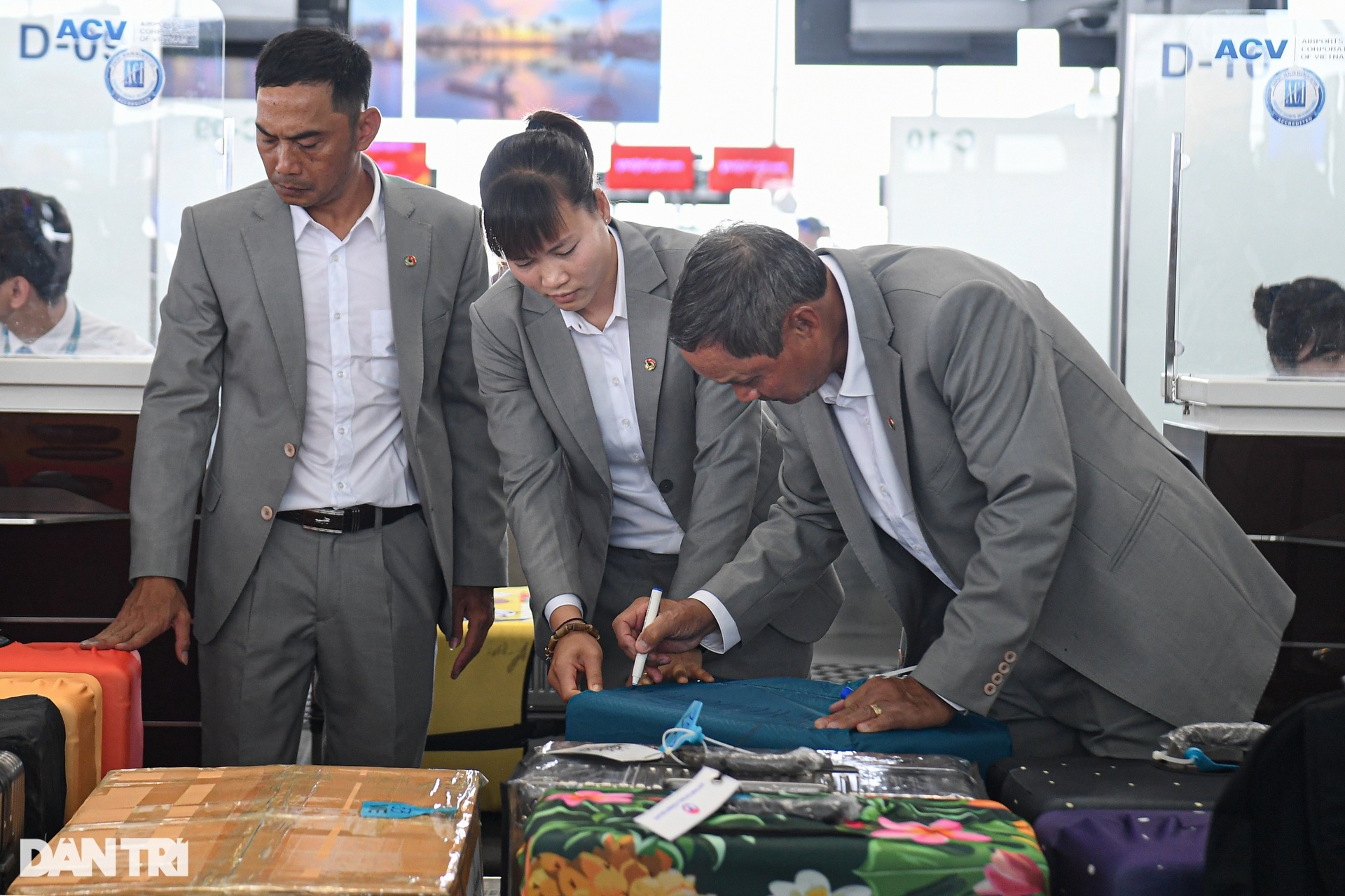 Huỳnh Như, Thanh Nhã cùng đồng đội rạng rỡ lên đường dự World Cup - 12 Huỳnh Như, Thanh Nhã cùng đồng đội rạng rỡ lên đường dự World Cup - 12