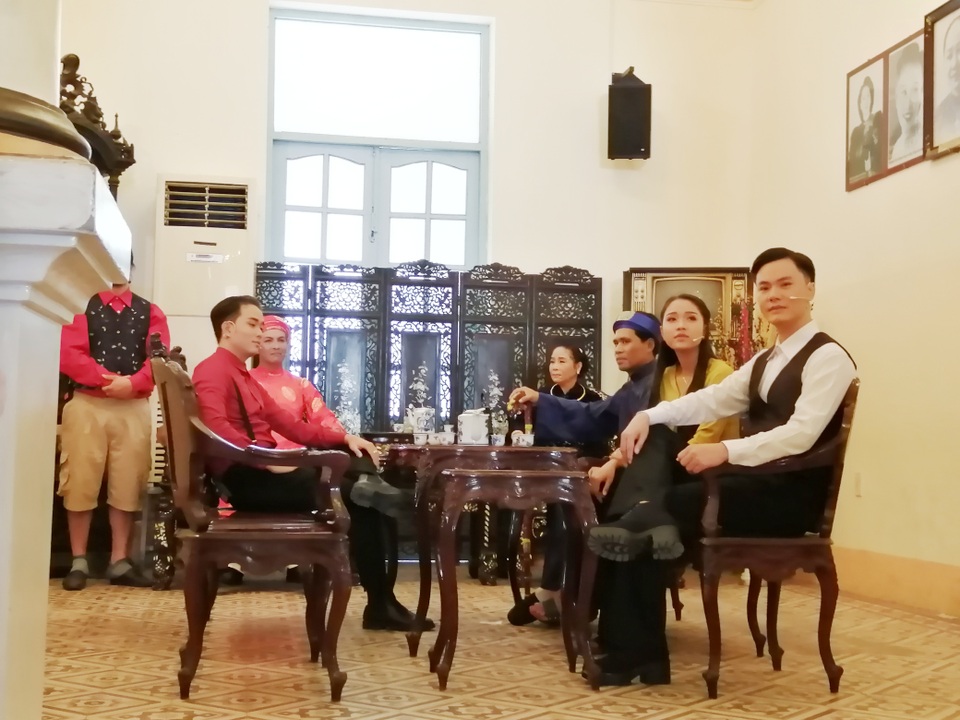 Tái hiện “Công tử Bạc Liêu” xé giấy nợ và trao giải “Đấu xảo sắc đẹp” - 1 Tái hiện “Công tử Bạc Liêu” xé giấy nợ và trao giải “Đấu xảo sắc đẹp” - 1