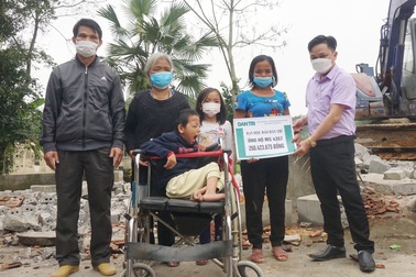 Bé 9 tuổi "gánh" mẹ động kinh, anh bại não, bà già yếu sắp có nhà mới