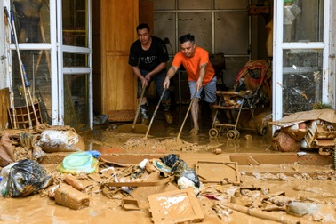 Người dân TP Yên Bái dọn bùn lầy dày nửa mét sau mưa lũ