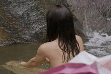 Nữ sinh ngất xỉu vì bị cô dọa "đã chụp lại ảnh đang tắm"?