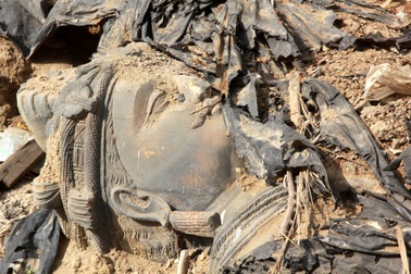 Bức tượng Phật cổ 1500 năm tuổi bị vứt ngoài... bãi rác