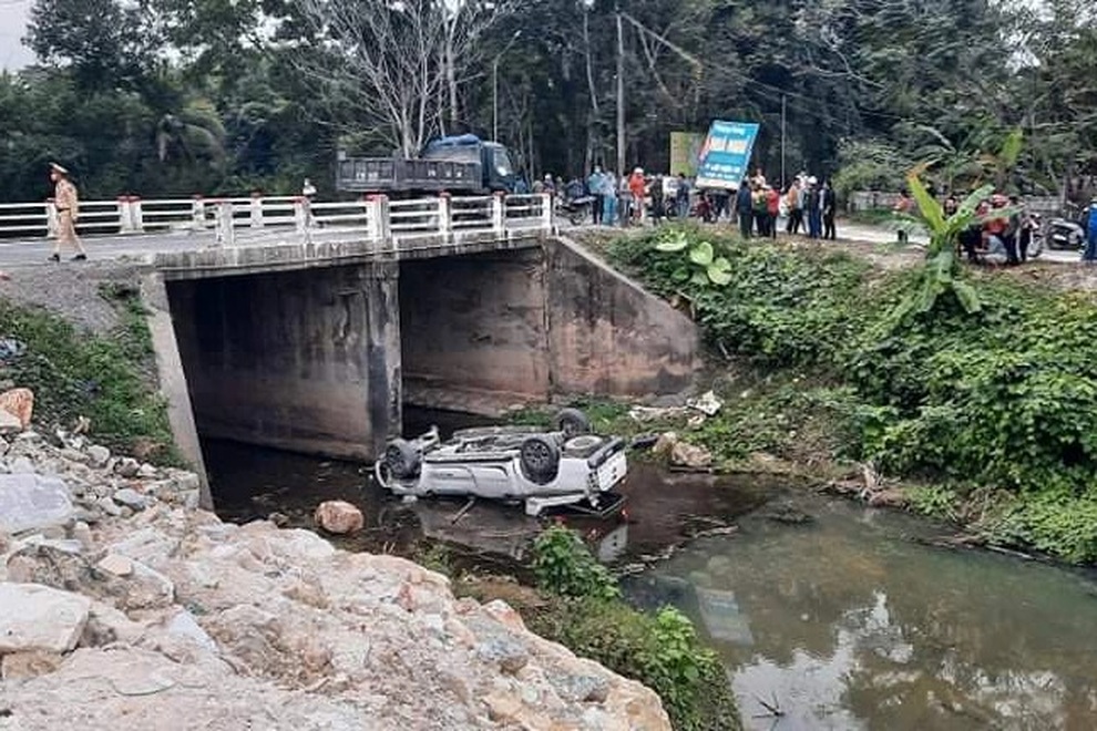 Xe bán tải lao khỏi cầu rồi lật ngửa, 2 người tử vong - 3 Xe bán tải lao khỏi cầu rồi lật ngửa, 2 người tử vong - 3