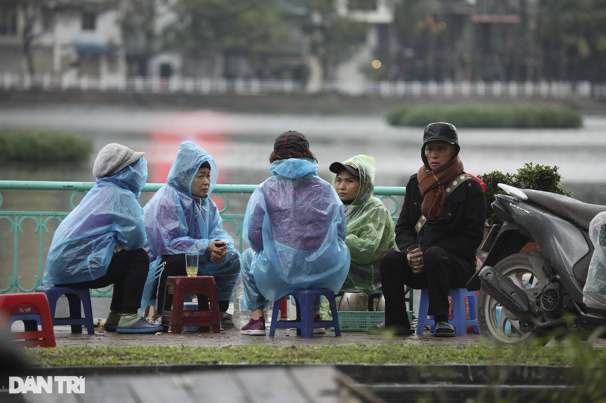 Người dân Hà Nội đương đầu với thời tiết rét đậm kèm mưa liên tục - 10