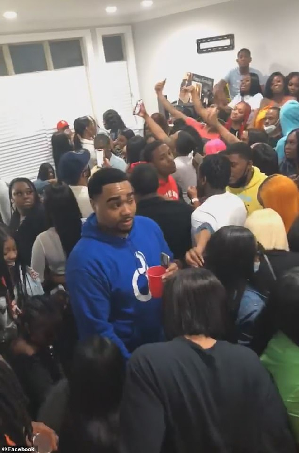 1.000 người Mỹ tiệc tùng bất chấp Covid-19 gây “bão” mạng - 1 1.000 người Mỹ tiệc tùng bất chấp Covid-19 gây “bão” mạng - 1