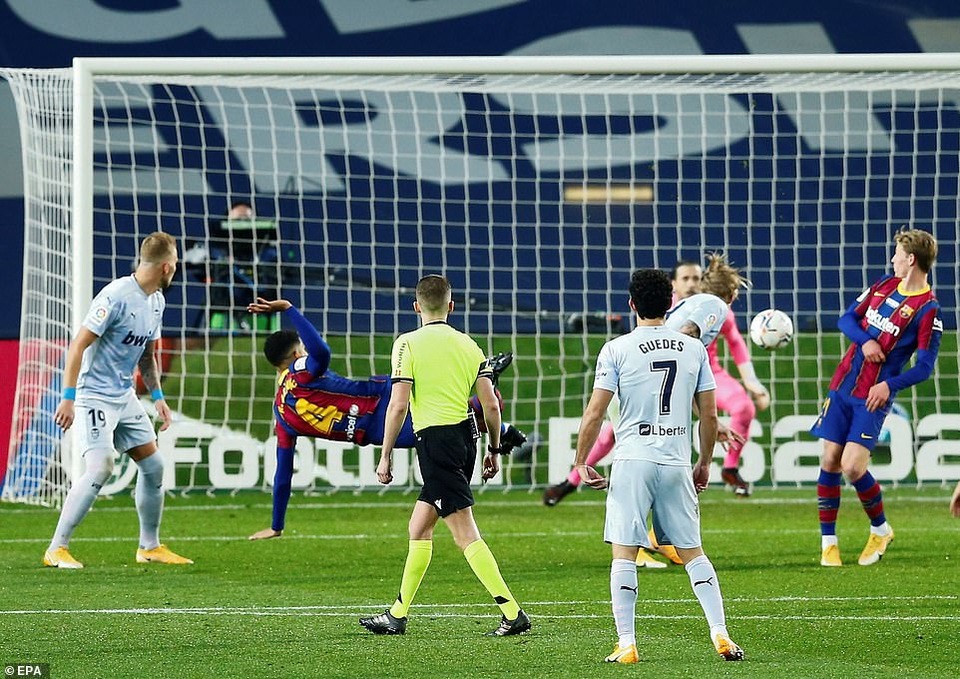 Messi san bằng kỷ lục của Pele, Barcelona vẫn bị Valencia cầm hòa - 9 Messi san bằng kỷ lục của Pele, Barcelona vẫn bị Valencia cầm hòa - 9