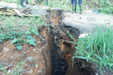 Mặt đường "đứt đôi" sau mưa lớn, giao thông chia cắt