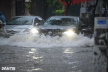Lái xe trong mưa bão: Người đi ô tô và xe máy cần lưu ý những gì?