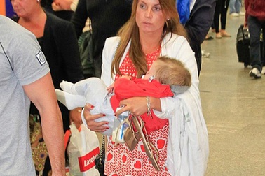 Vợ danh thủ Anh về nước sớm