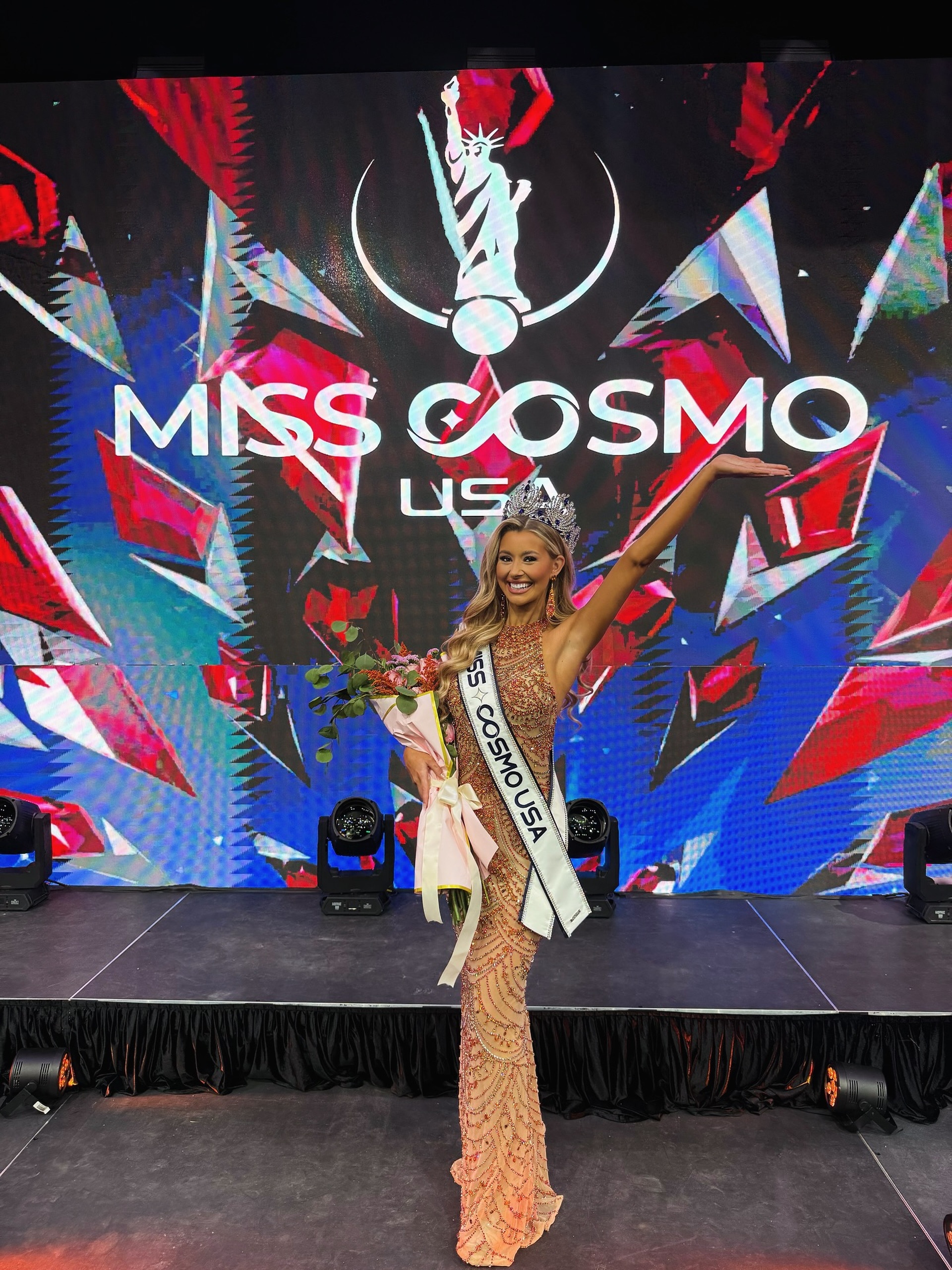 Sắc vóc búp bê tóc vàng vừa đăng quang Miss Cosmo 2025 - 12 Sắc vóc búp bê tóc vàng vừa đăng quang Miss Cosmo 2025 - 12