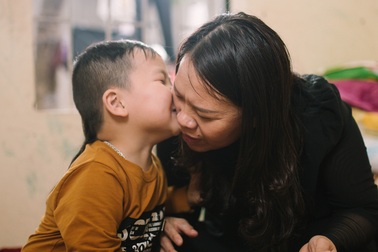 Kỳ lạ em bé người Việt sinh ra chỉ nói tiếng Anh