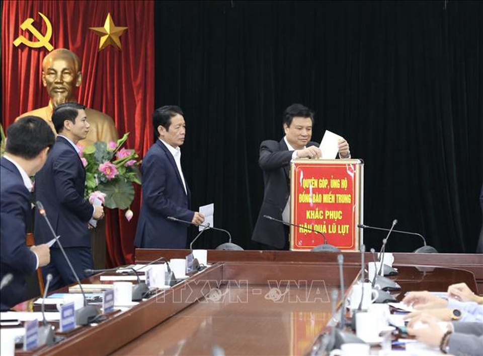 Lãnh đạo cơ quan báo chí ủng hộ đồng bào miền Trung - 2 Lãnh đạo cơ quan báo chí ủng hộ đồng bào miền Trung - 2