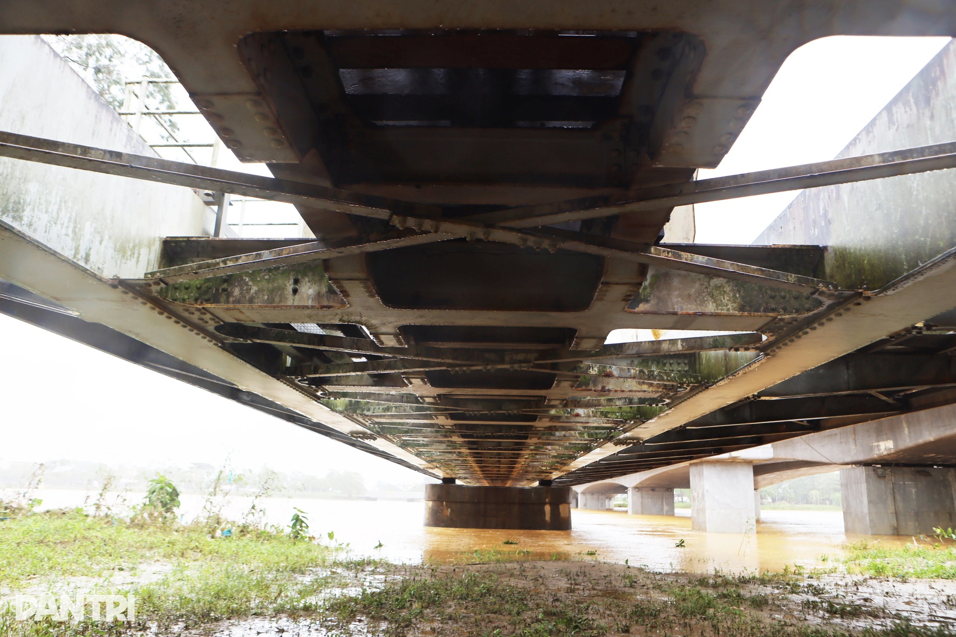 Cầu đường sắt qua sông Hương 3 lần liên tiếp chèn đá chống chọi lũ lớn - 9 Cầu đường sắt qua sông Hương 3 lần liên tiếp chèn đá chống chọi lũ lớn - 9