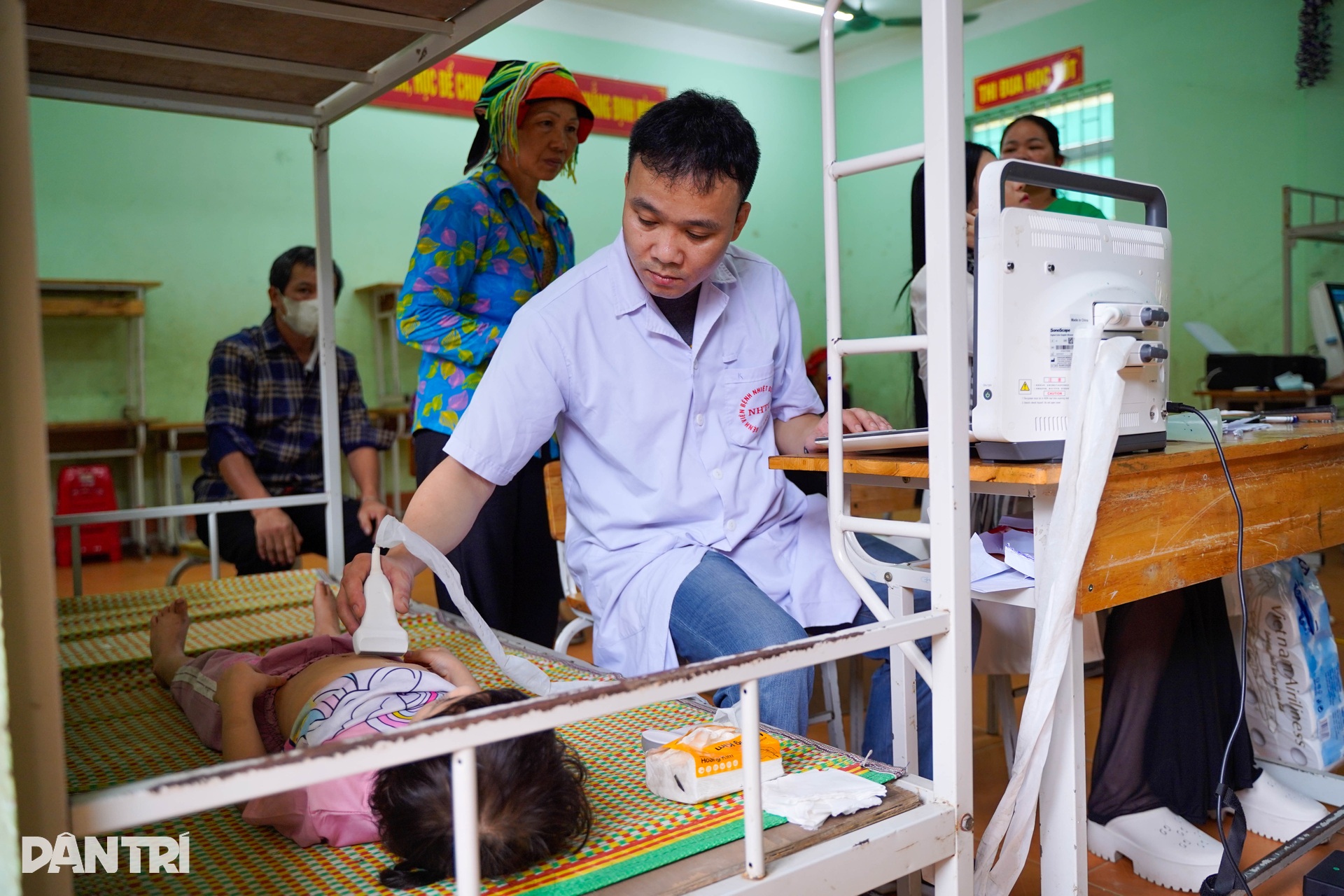 Dân trí đưa chuyên gia lên bản xa tập huấn chống đuối nước cho 200 cô trò - 12