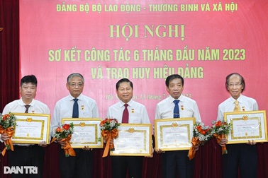 5 cán bộ Bộ LĐ-TB&XH nhận Huy hiệu 30 năm tuổi Đảng