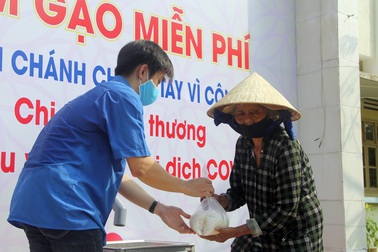 Trường THPT đặt “ATM gạo” tặng lương thực cho người nghèo