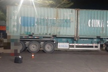 Container lùi xe cán chết bảo vệ đang đi bộ