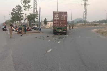 Hai nam công nhân bốc vác bị xe container cán tử vong