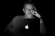 Apple giải thích lý do từng phản đối MacBook màn hình cảm ứng