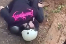 Xác minh clip 2 nữ sinh đánh nhau, nhiều bạn đứng quanh hò reo