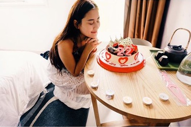 Hot girl Hà Lade đón sinh nhật tuổi 22 ấm áp bên bạn trai