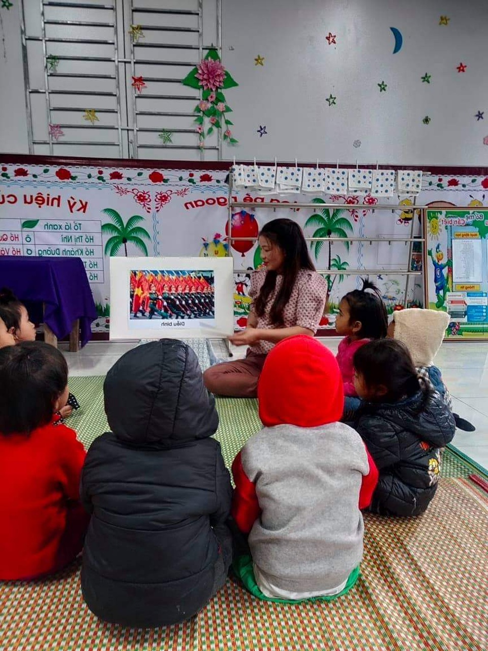 Sau bão lũ, giáo viên Quảng Bình lại lo chống rét cho trò - 2 Sau bão lũ, giáo viên Quảng Bình lại lo chống rét cho trò - 2