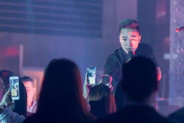 Giọng ca “Ngắm hoa lệ rơi” sốc vì khán giả nữ quá “bạo”, hẹn hò nhạy cảm