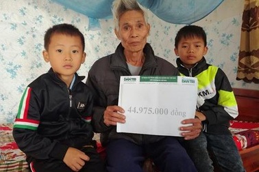 Gần 45 triệu đồng tiếp tục đến với hai đứa trẻ bị bố mẹ bỏ rơi, bà nội qua đời