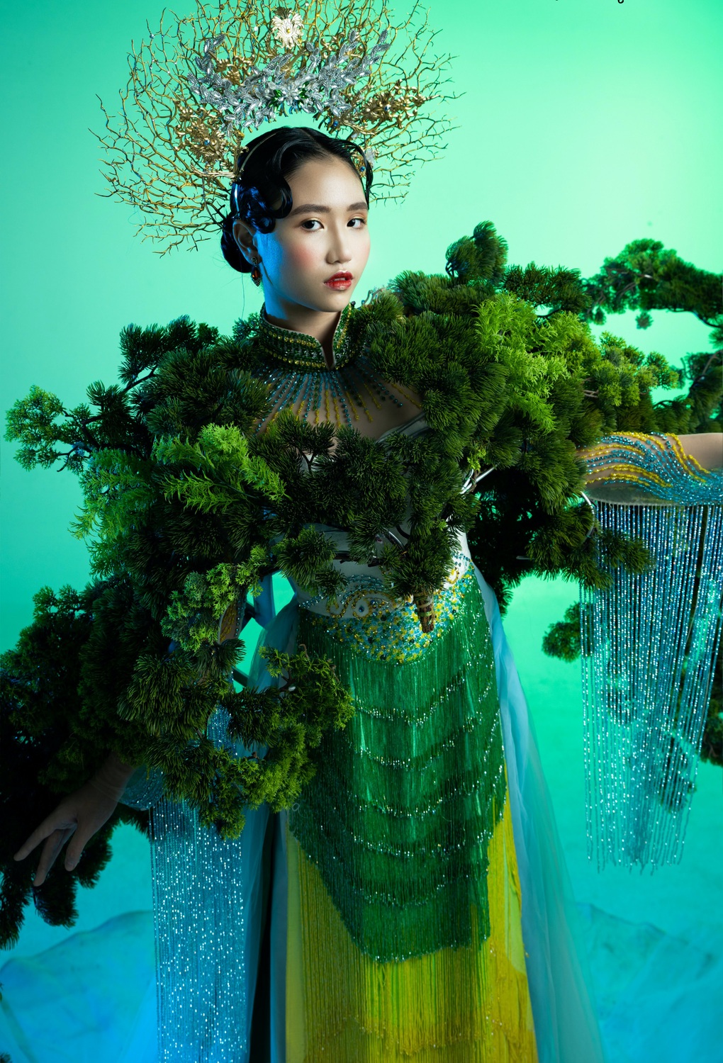 Mẫu nhí Minh Anh chinh phục bộ đồ nặng vài chục kg trên sàn diễn - 1 Mẫu nhí Minh Anh chinh phục bộ đồ nặng vài chục kg trên sàn diễn - 1