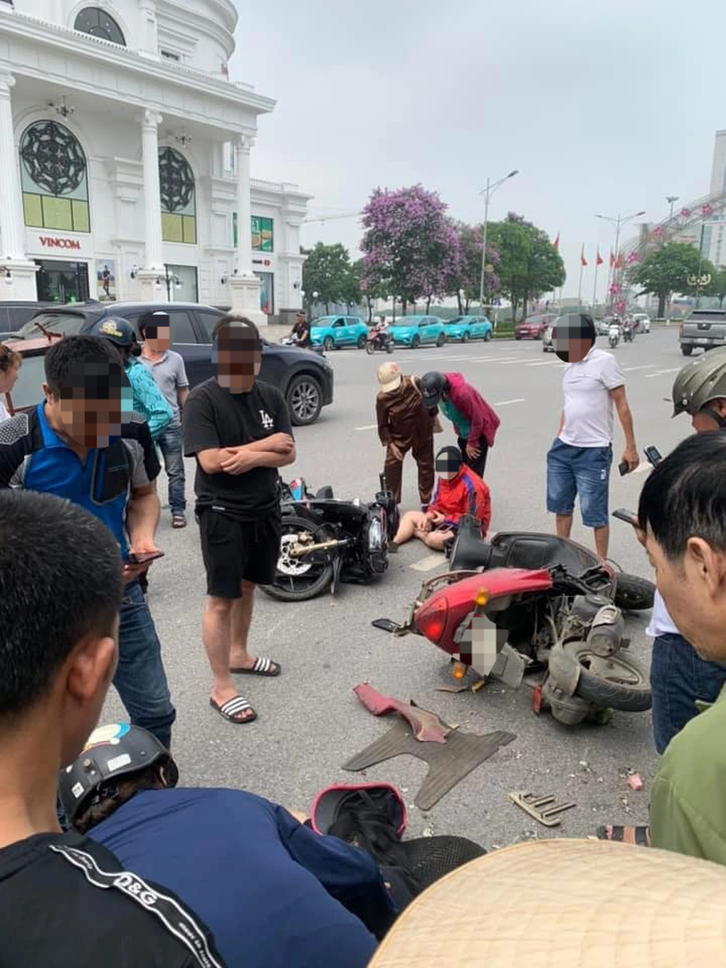 Thanh niên đi xe máy ngã lộn nhào vì phóng nhanh, gây họa cho người khác